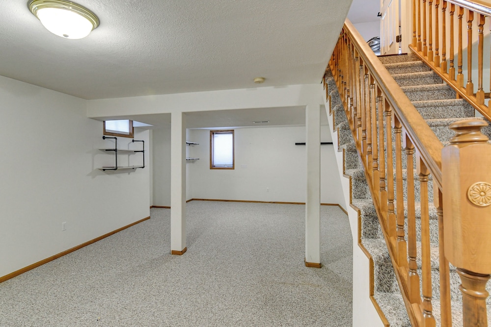 Des Moines Suburb Stay w/ Spacious Layout & Deck!