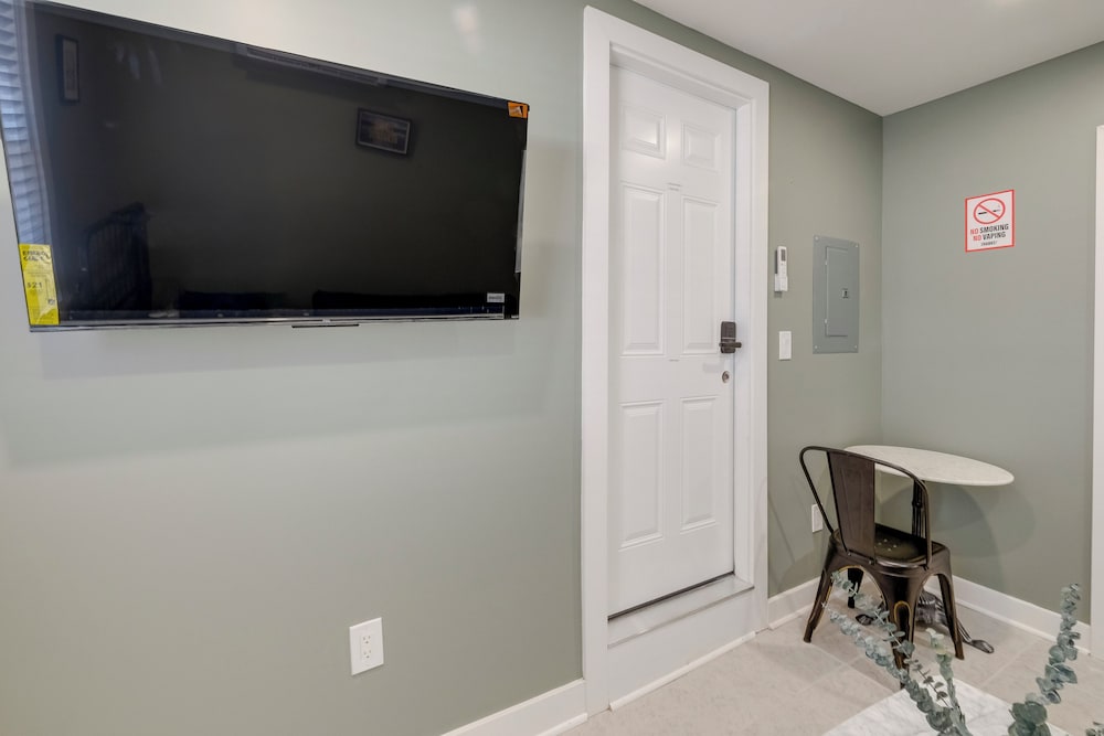 18 Mi to DC: Upscale Apartment in Fort Washington!
