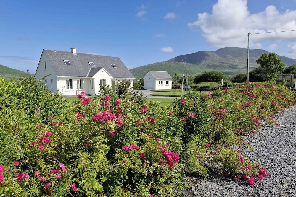 Cosy Cahirciveen Villa - Stunning Views