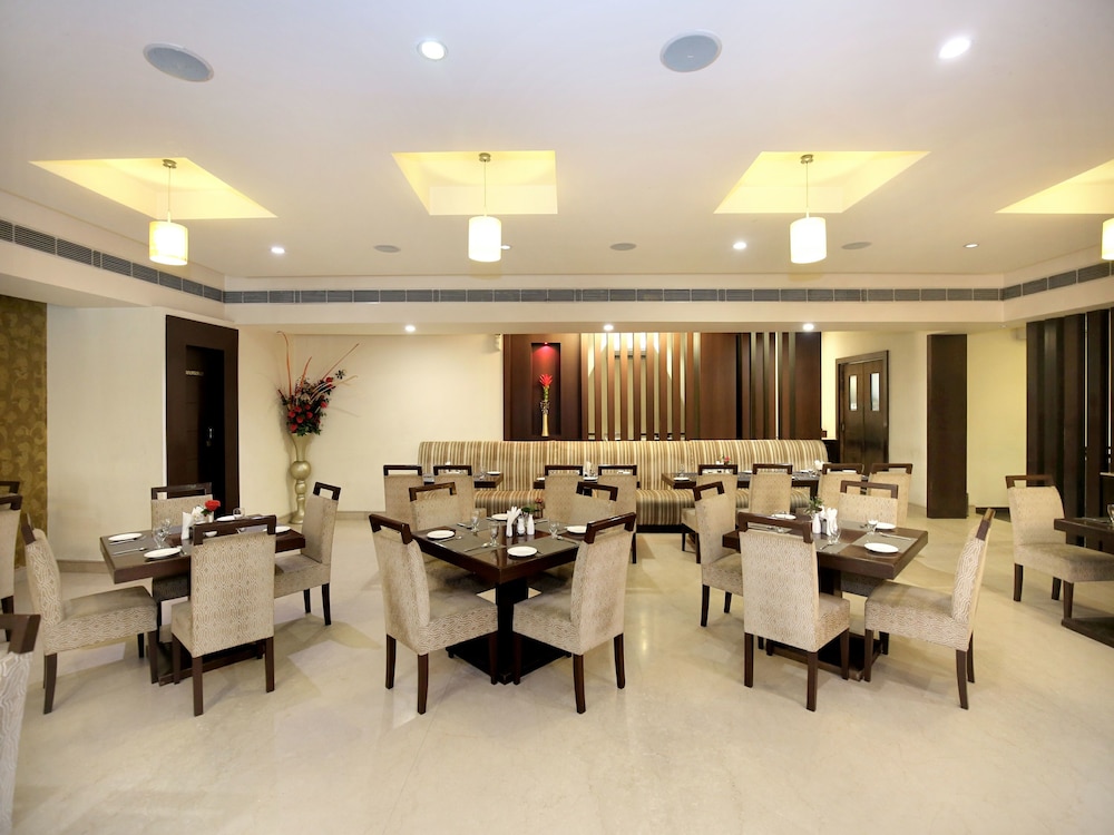OYO 12989 White Diamond Hotel