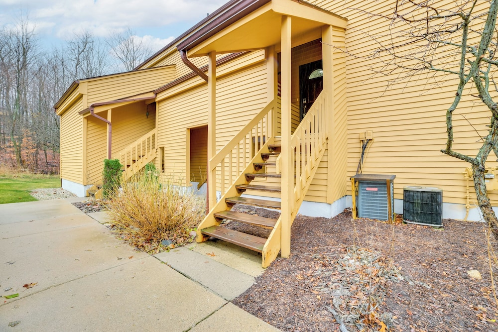 1 Mi to Nubs Nob Ski Resort: Harbor Springs Condo