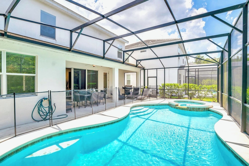Garden View 6BR Escape With Pool, Hot Tub & Games