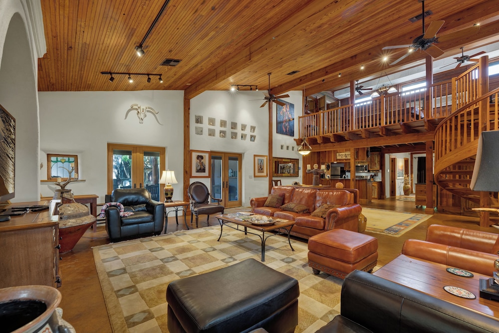 The Willows Casa Grande + Sundown Suite Sleeps 13 - Close to Main St