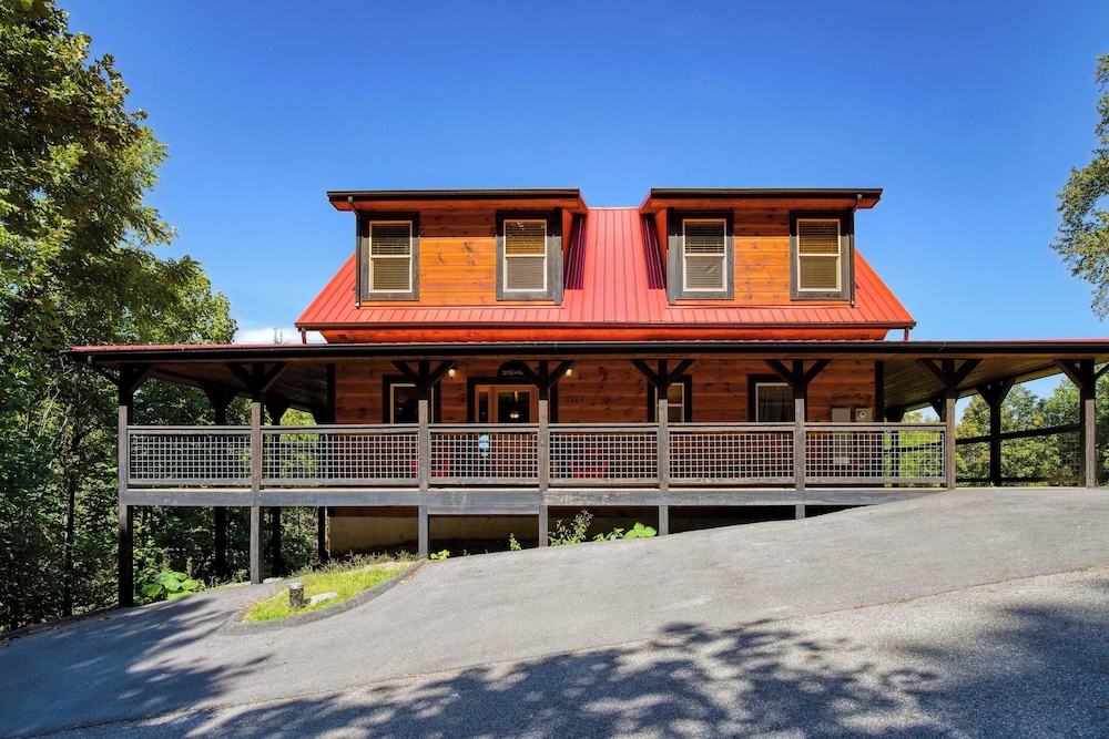 Indoor Pool, Theater, Hot Tub & Mountain Views Near Dollywood Crimson Crest by Avantstay
