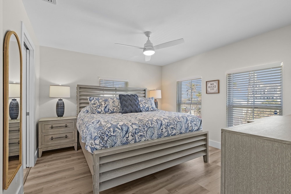 265 Beautiful Canal Front Pool Home 3 Bedroom Home