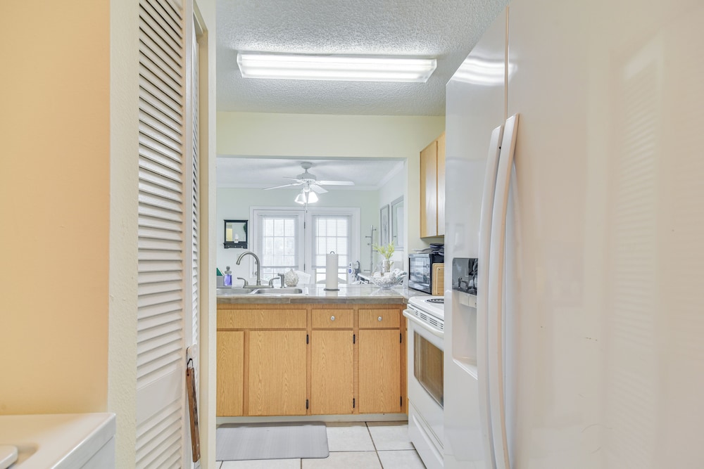 5 Mi to Beaches: Seminole Retreat w/ Balcony