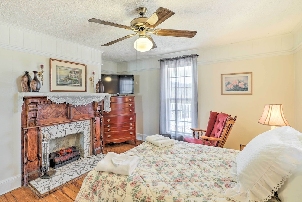 Spacious Weaverville Vacation Rental Home! view 3