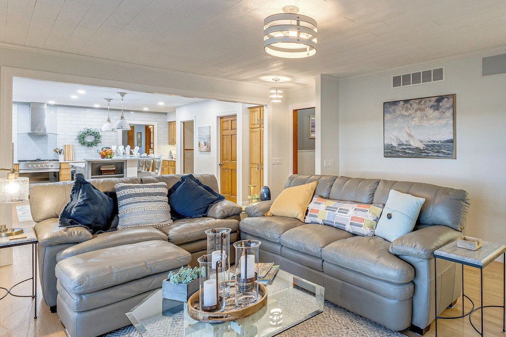 Patio & Water Views: Serene Bohemia River Escape!