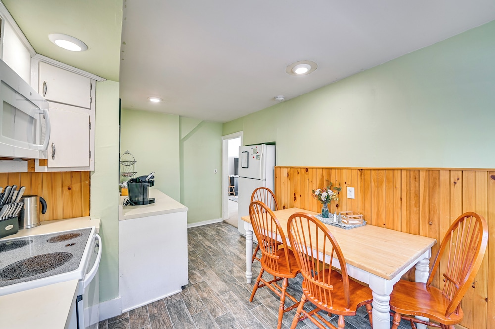 Walk to Town & River: Cozy North Creek Cottage