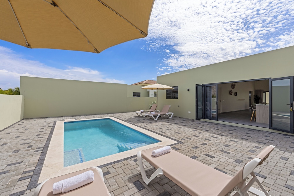 Infinity Blue villa with private pool at Mambo Beach
