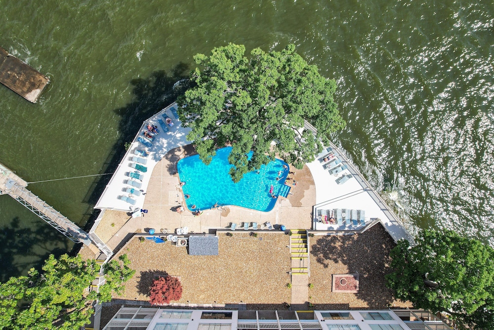 Spacious Family Friendly 3 Bed/3 Bath w/ Amazing Views, Lakeside Pool, & Boat Slip