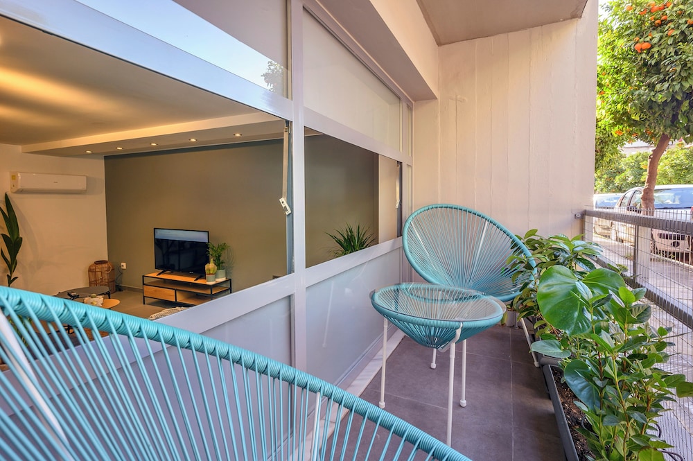 Gazi Metro APT Urban Balcony Oasis