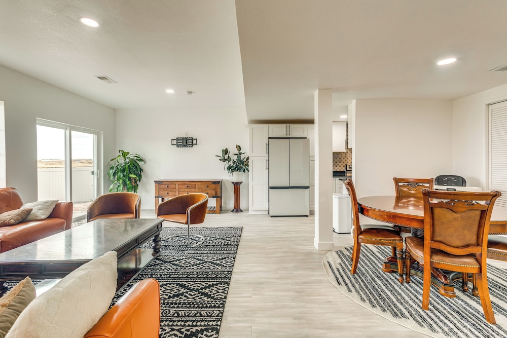 4 Mi to Gaylord Rockies: Modern Aurora Apartment