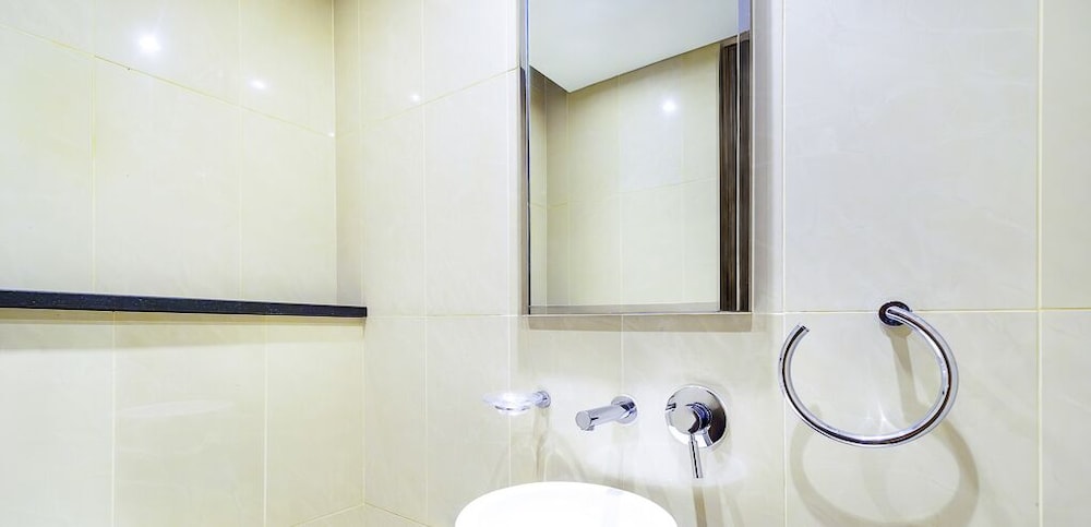 LUX The Bonnington JLT Suite 2