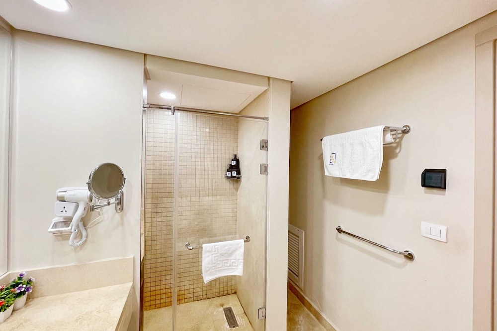 Xuru Stays I Homestyle 3BR Penthouse Pool & Beach View
