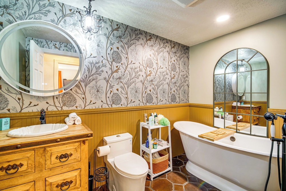 4 Mi to River: Umpqua Valley Villa w/ Fire Pit!