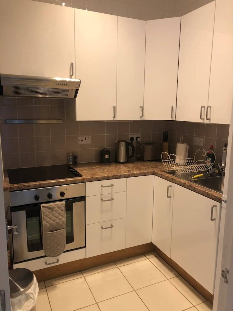 Stylish 1 Bedroom Apartment Near Leith view 3