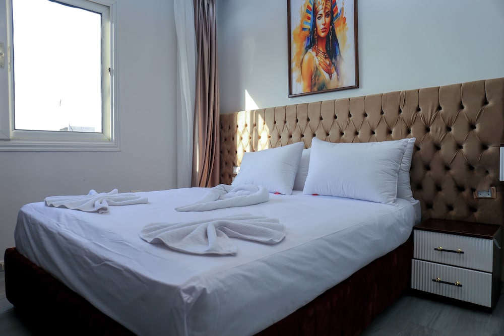 Amadeos pyramids inn