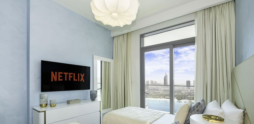 LUX The Marina Vista Beachfront Suite 3