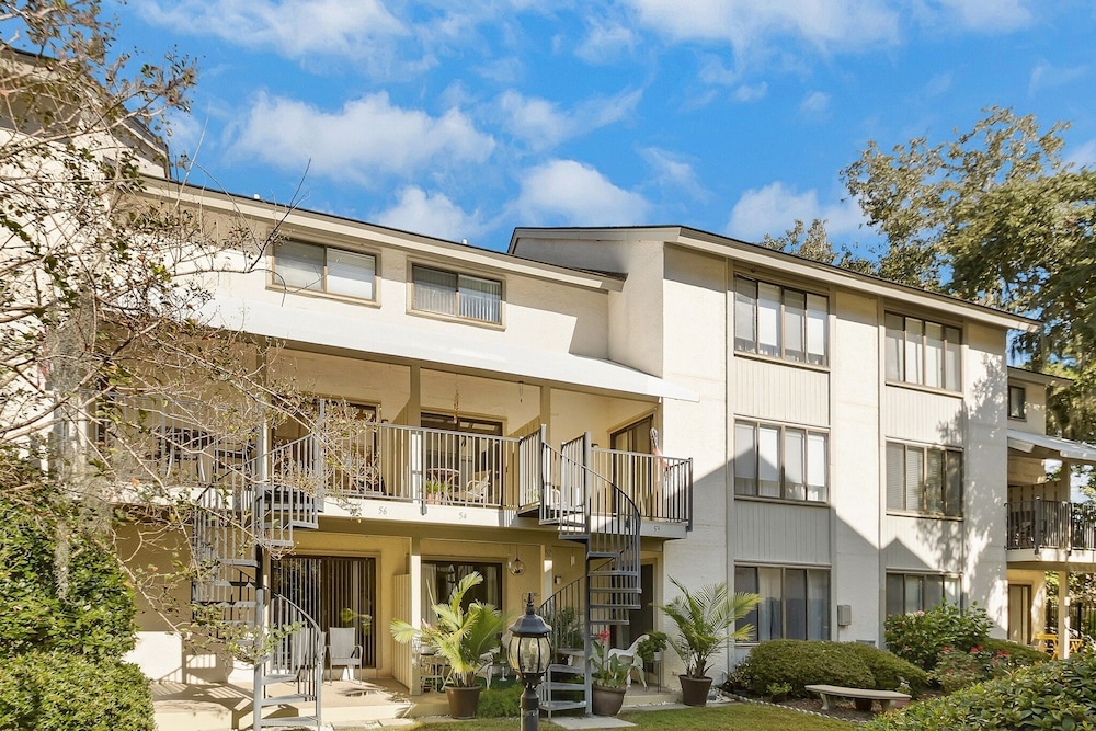 Escape to Hilton Head! Two Bedroom Villa Just A Short Walk To Beach! 2 Villa by Redawning view 4