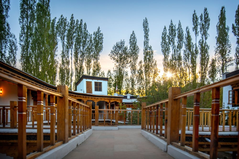 Lha - Ri - Sa Resort