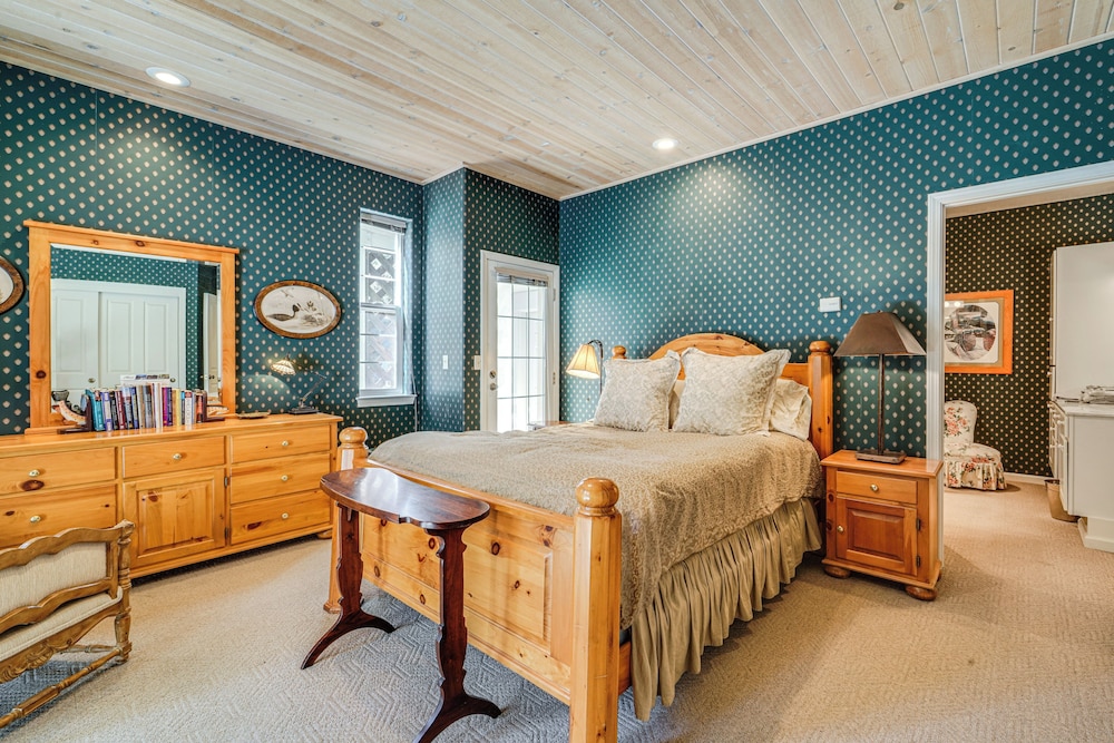 1 Mi to Lift! Olympic Valley Chalet w/ Hot Tub