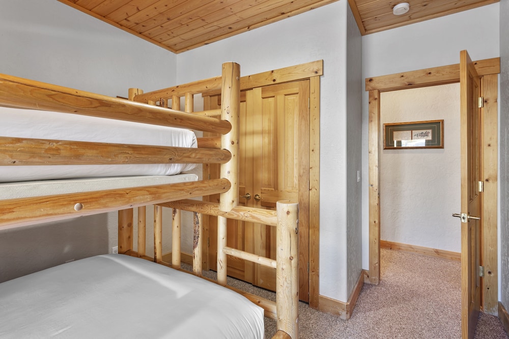 Bristlecone at Deer Valley Resort - Three Bedroom Condo with Hot Tub #503 3 Condo