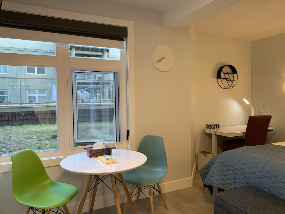 Canmore Vacations - A Lovely Studio with Full Kitchen  AC - Property Image 5