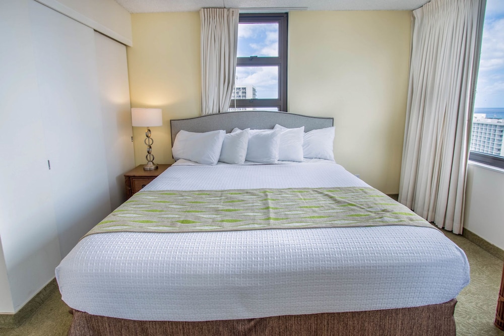 Waikiki Banyan - Ocean View Tower 1 Suite 2214 view 4