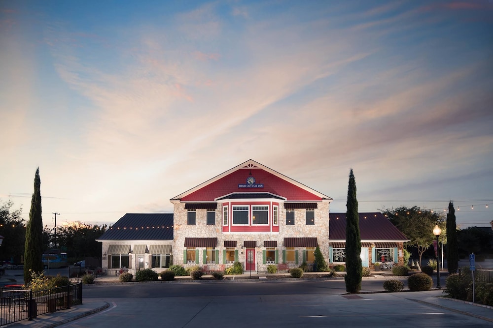 Hotel High Cotton Inn - Image 1