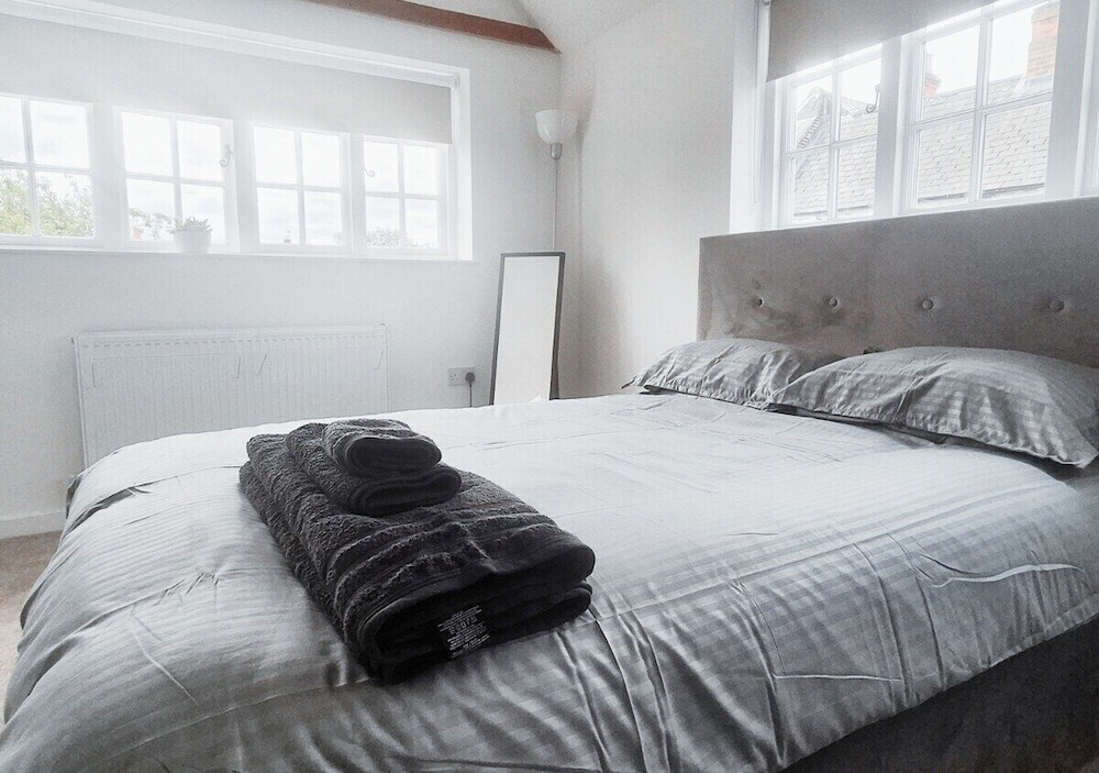 Cosy & Luxury 2BR Flat in Calverton