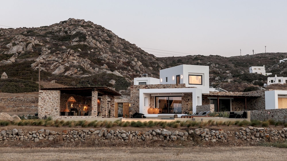 Villa Anamnisis With 5 Bedrooms and 5 5 Bathrooms