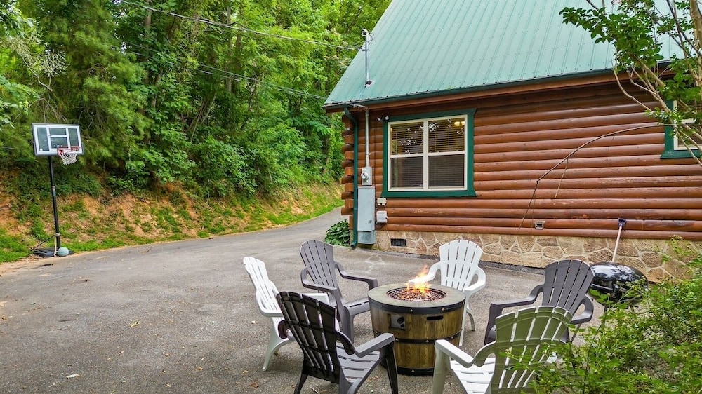 Triple Mountain View Stunning 4 BDR Cabin w/ Private Hot Tub, Game Room