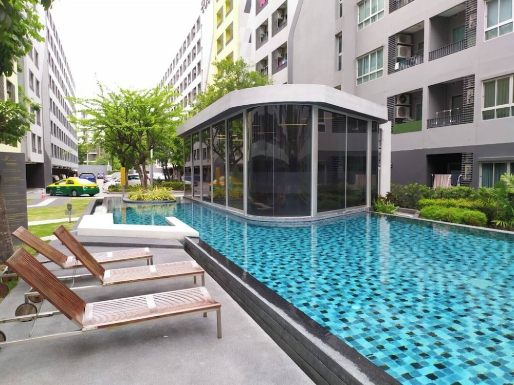 Modern Bangkok Apartment With Pool & Fitness