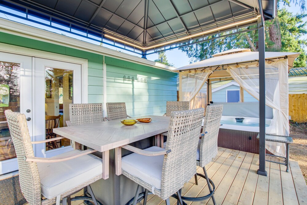 Charming Arlington Home w/ Hot Tub & Fenced Yard!