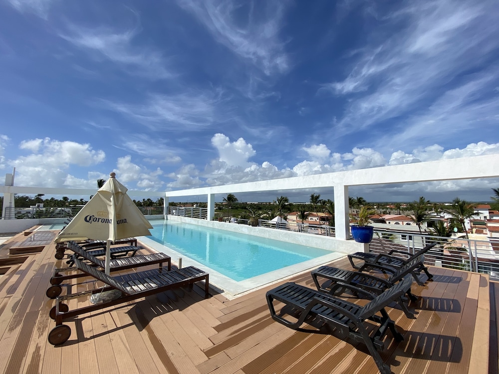 Hotel Aventura Deluxe Suites Rooftop Pool - Image 1