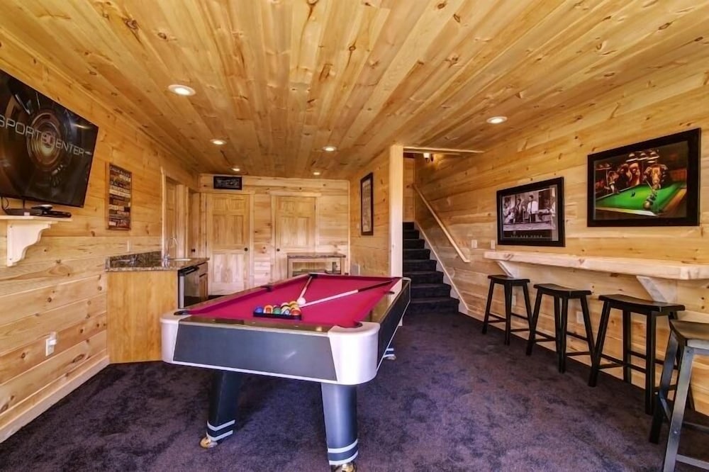 Country Cozy - 4 Bedrooms, 5 Baths, Sleeps 16 Home by RedAwning