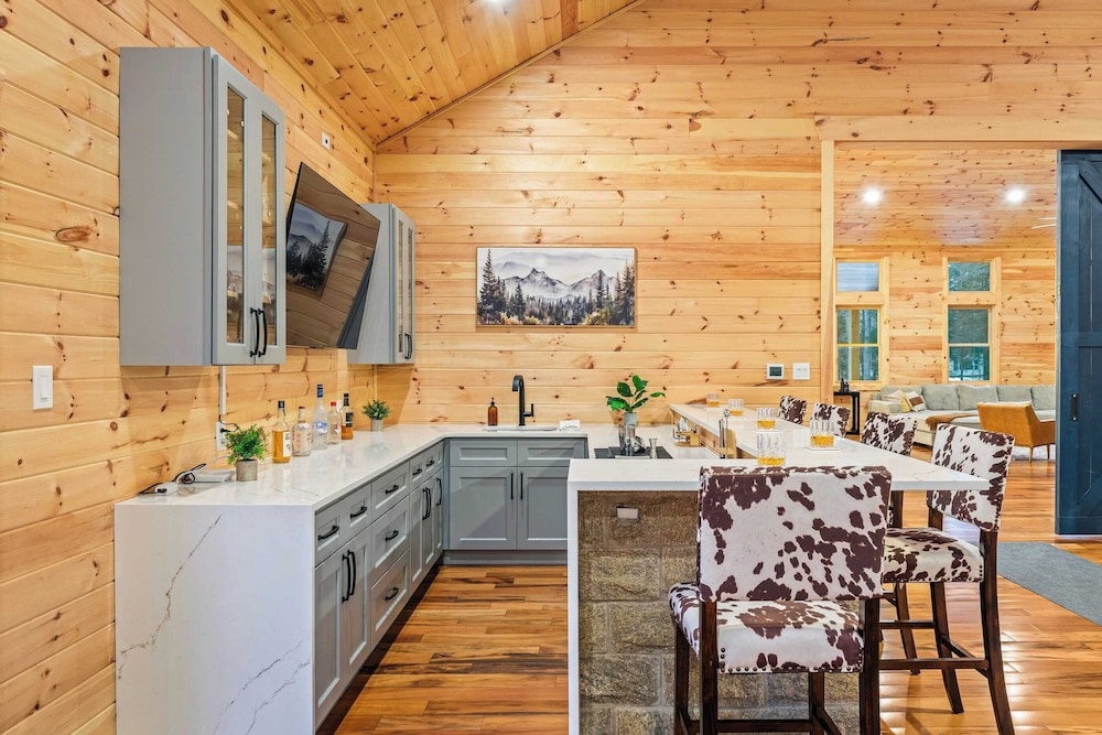 Grand Timber by Avantstay Indoor Pool, Sports Court, Game Room, & More!