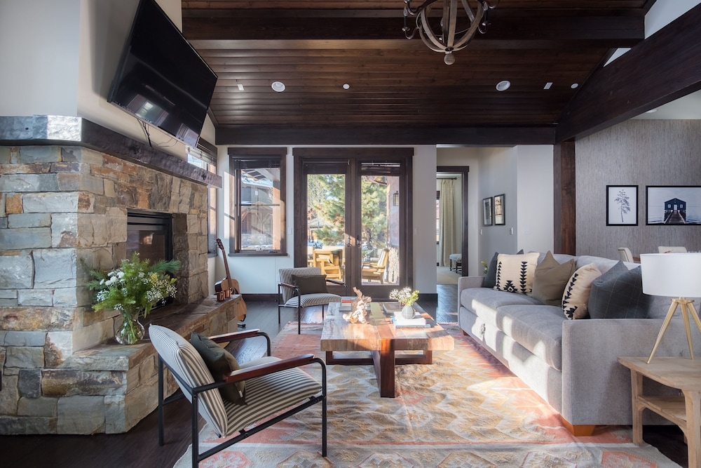 Maple by Avantstay Modern Mountain Home w Cozy Fire Pit 15 Mins frm Northstar