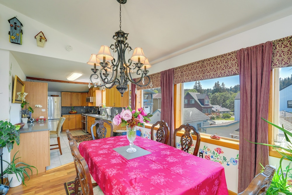 Walk to Water: Camano Home w/ Ocean-view Deck view 5