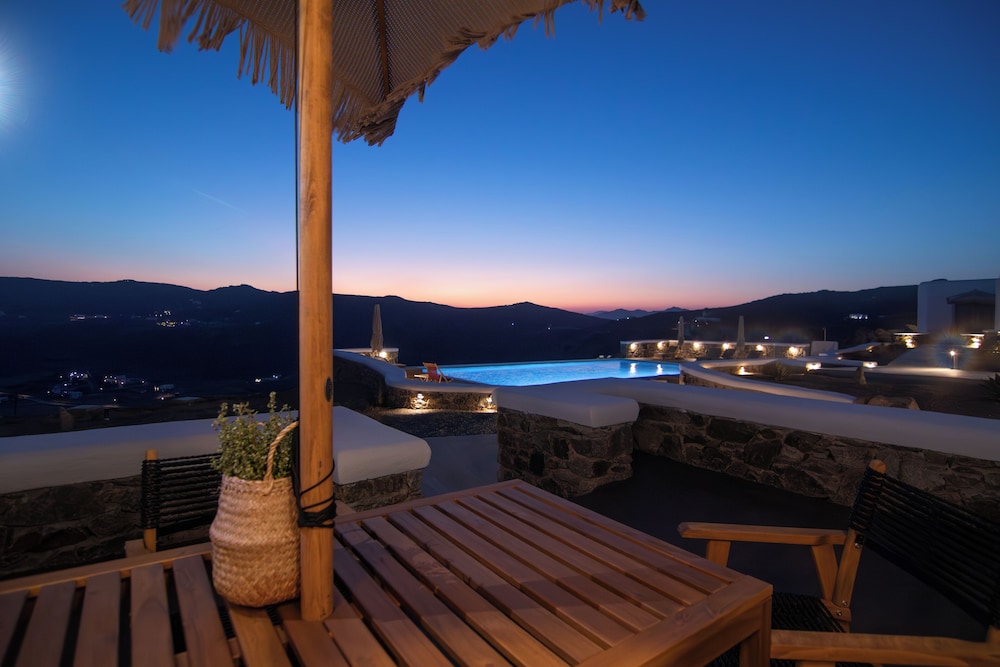 Thronos Suites