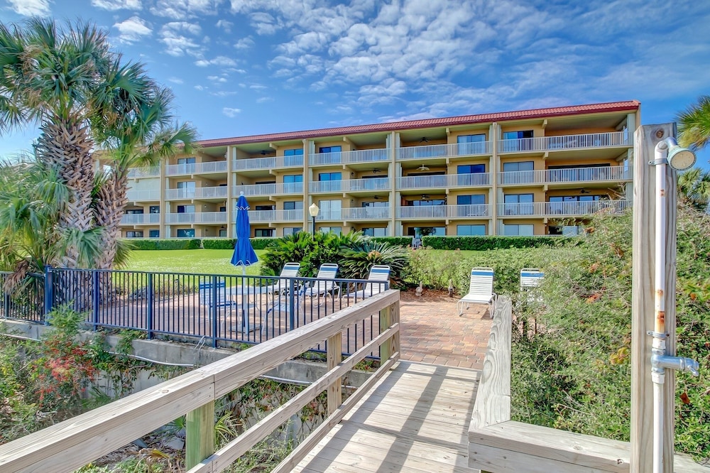 Ocean View Condo, Easy Acces to the Pool and Private Walkway to the Beach by RedAwning