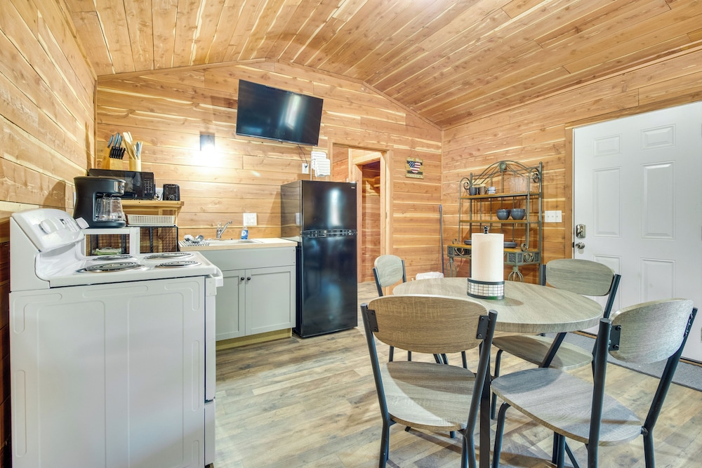 Half-mi to Bull Shoals Lake Access: Angler's Cabin