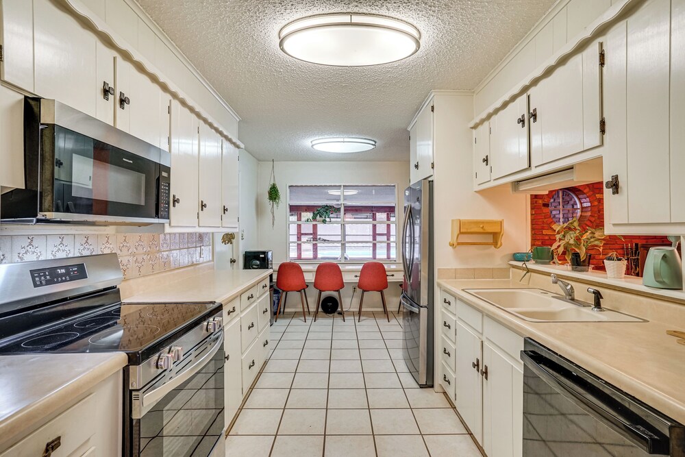 Karaoke Ready! Fort Worth Area Home w/ Pool