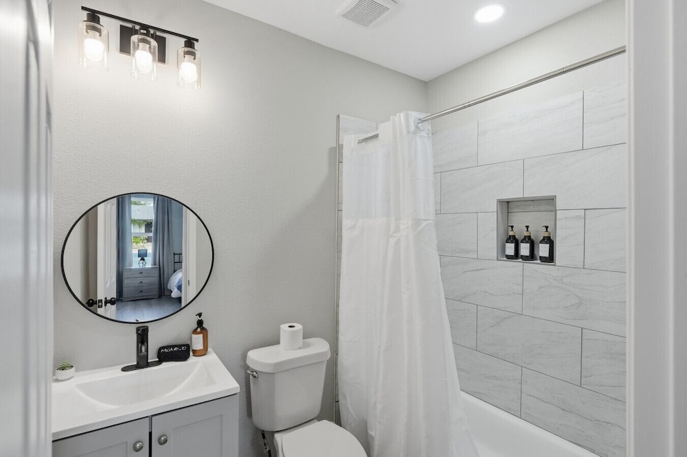 Spacious 4BR Gem Family-friendly Near Downtown
