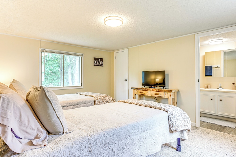 < 5 Mi to 5 Golf Courses: Home in Lake Arrowhead