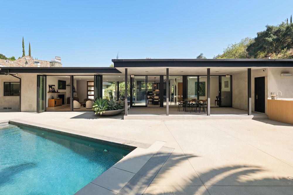 Valea Estate - Secluded Beverly Hills Retreat 1-acre Oasis