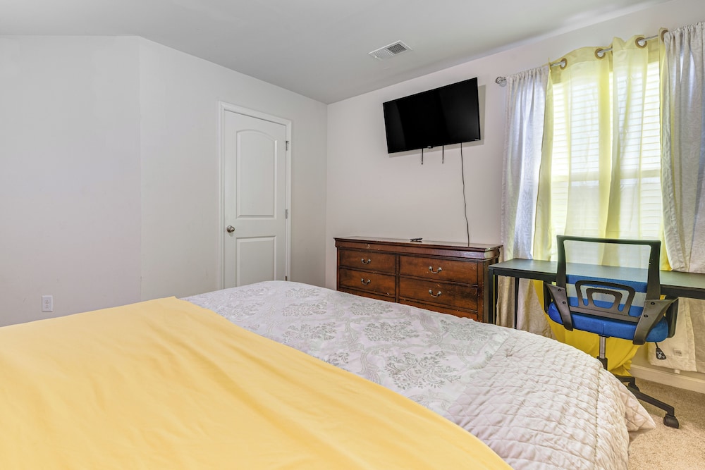 6 Mi to Atlanta Airport! Home w/ Furnished Patio