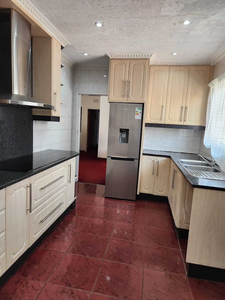 Remarkable 5-bed House in Springs & Nigel