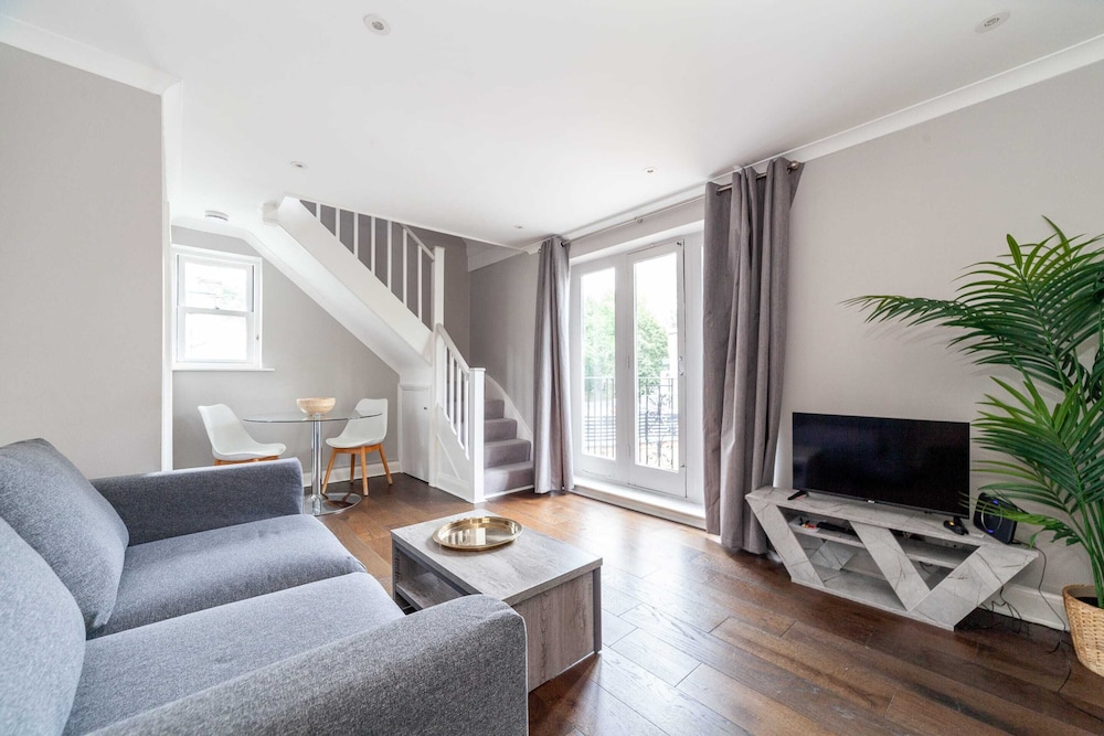 Spacious Battersea Gem With Balcony Bliss